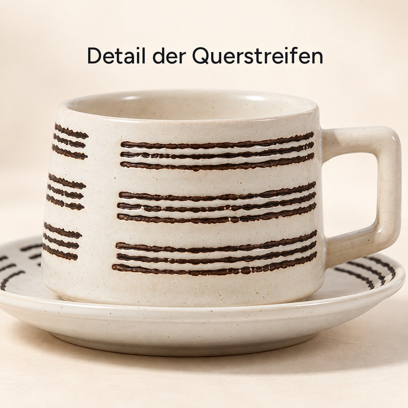 Nahaufnahme der Querstreifen auf Tasse und Untertasse