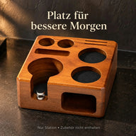 Siebträgerhalter und Zubehör-Organizer aus Holz in einer Kaffeebar