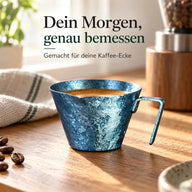 Eisblauer Espressobecher aus Titan auf einer Kaffeetheke