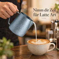 Latte Art mit dem eisblauen Milchkännchen aus Titan