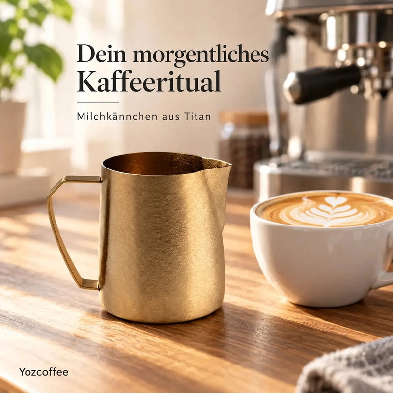 Goldenes Milchkännchen aus Titan an einer Kaffeebar zu Hause