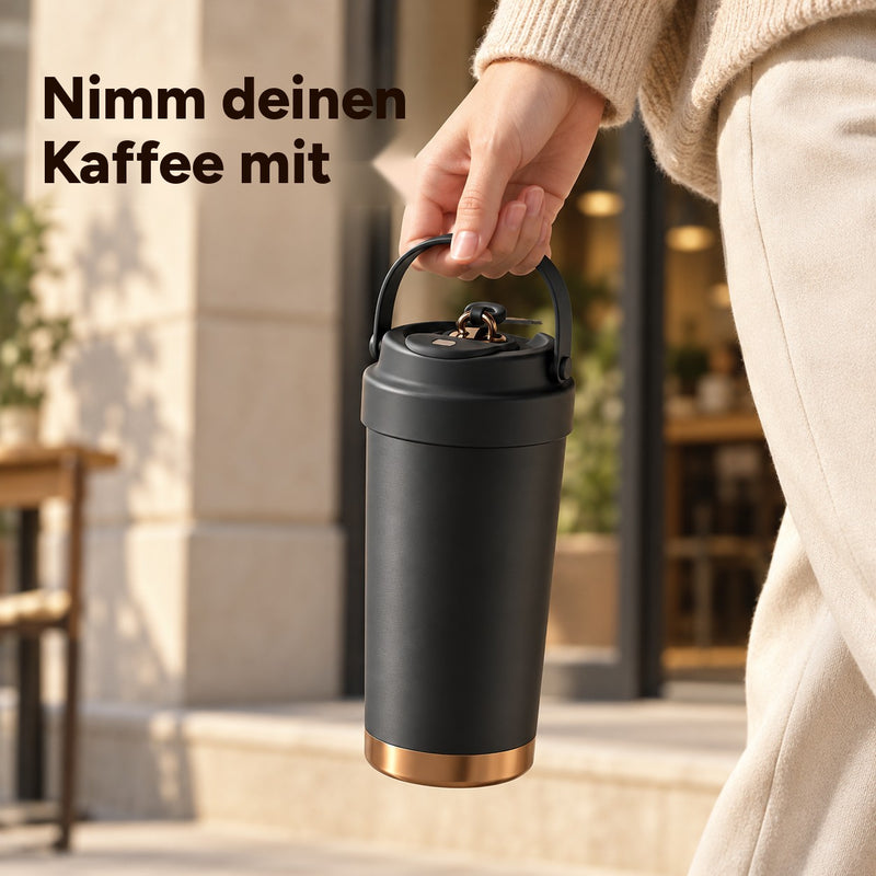 Mattschwarzer Kaffeebecher, am klappbaren Griff vor einem Café getragen
