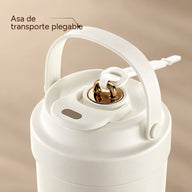 Primer plano de la tapa de la taza blanco crema, el asa de transporte plegable y el tapón dorado