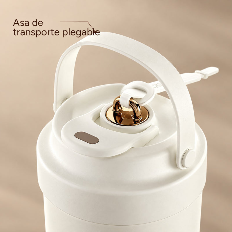 Primer plano de la tapa de la taza blanco crema, el asa de transporte plegable y el tapón dorado