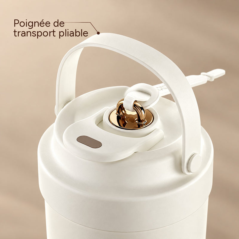 Gros plan sur le couvercle de la tasse blanc crème, la poignée de transport pliable et le bouchon doré