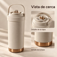 Taza topo moca de pie con primeros planos de la tapa y la franja de la base bronce
