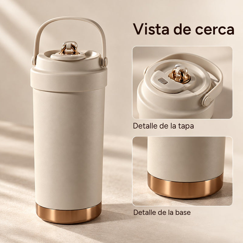 Taza topo moca de pie con primeros planos de la tapa y la franja de la base bronce