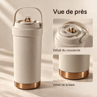 Tasse taupe moka debout avec gros plans sur le couvercle et la bande de base bronze