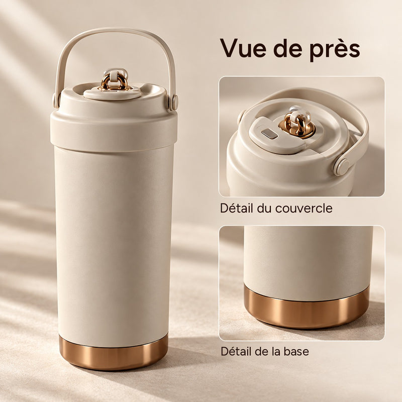 Tasse taupe moka debout avec gros plans sur le couvercle et la bande de base bronze