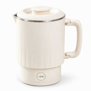 Hervidor eléctrico de viaje de 800 ml color crema sobre su base calefactora con el asa plegable abierta, sobre fondo blanco.