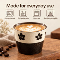 Kop Tweekleurige bloemen met latte en pictogrammen voor magnetron, vaatwasser, oven en sterilisator.