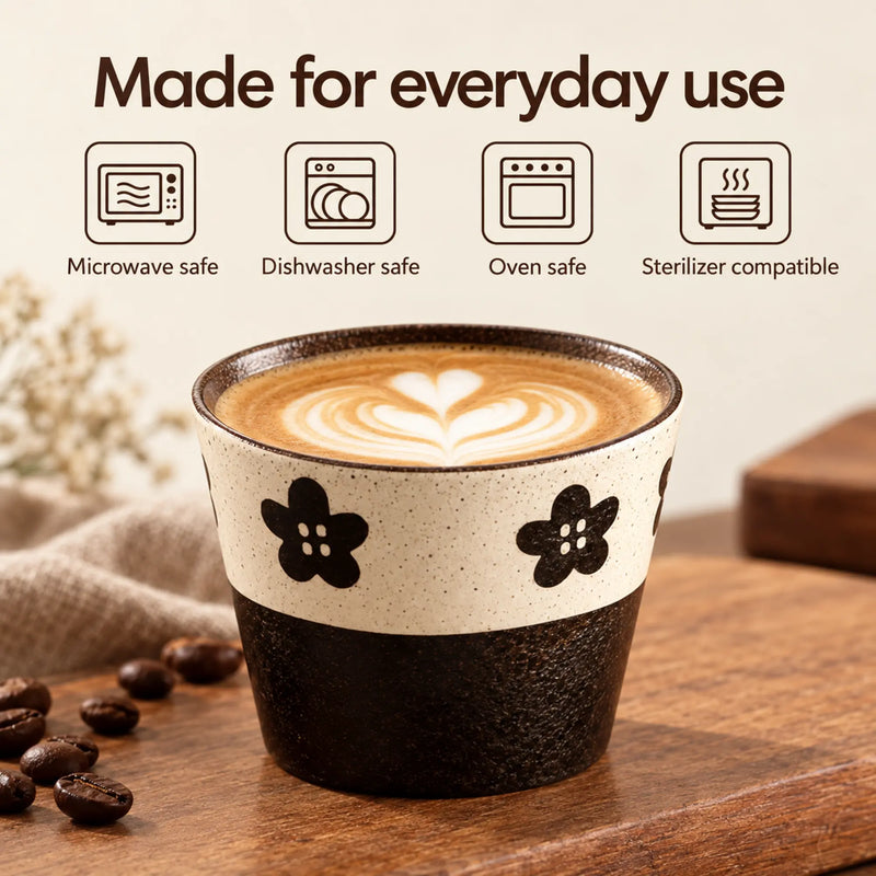 Kop Tweekleurige bloemen met latte en pictogrammen voor magnetron, vaatwasser, oven en sterilisator.