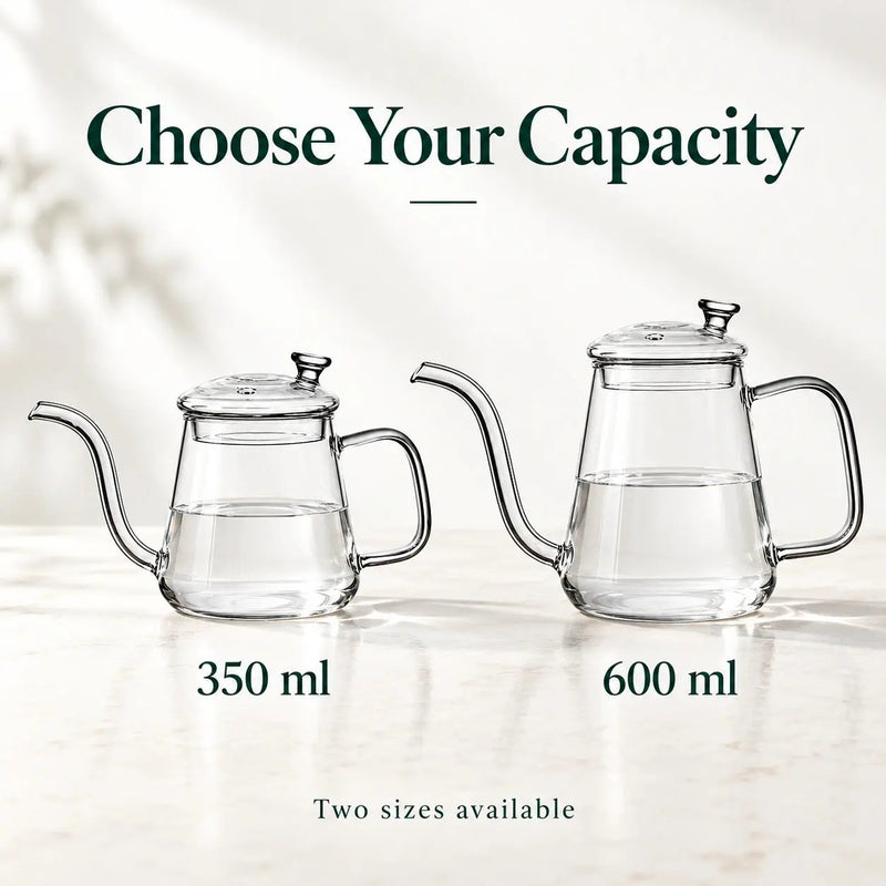 Transparante glazen pour-overketels van 350 ml en 600 ml naast elkaar