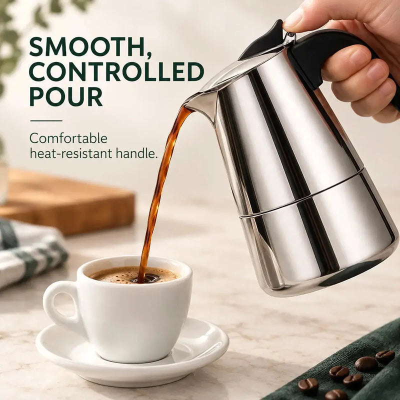 Versement du café depuis la cafetière moka en acier inoxydable poli