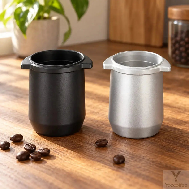 Vasos dosificadores negros y plateados de 54 mm en una zona doméstica de espresso