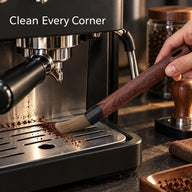 Nettoyage d’une machine espresso avec la brosse à café coudée