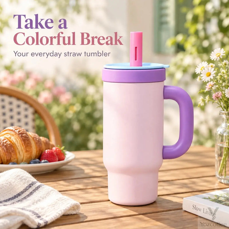 900-ml-Strohhalm-Tumbler in Rosa und Lila in einem Café
