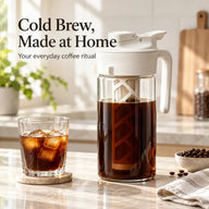 Glas-Cold-Brew-Kaffeekanne in einer Küche zu Hause
