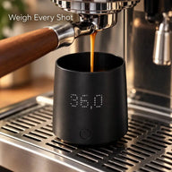 Pesée d’une extraction espresso avec le gobelet doseur à balance