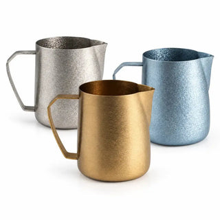 Jarra de titanio de 600 ml para espumar leche en dorado, plateado y azul hielo