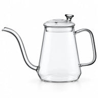 Transparante glazen zwanenhalsketel van Yozcoffee van 600 ml met glazen deksel op een witte achtergrond