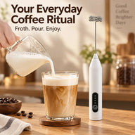 完成したコーヒードリンクを添えたハンディミルクフォーマー