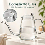 Zwanenhalsketel van borosilicaatglas met zichtbaar waterniveau en close-up van de glazen rand