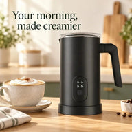 Milchaufschäumer bereitet Schaum für einen morgendlichen Cappuccino
