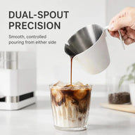 Versement précis depuis la tasse espresso blanche à double bec