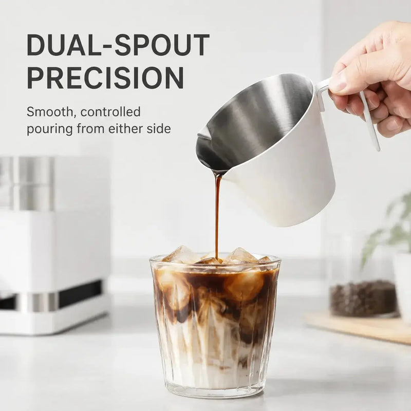Versement précis depuis la tasse espresso blanche à double bec