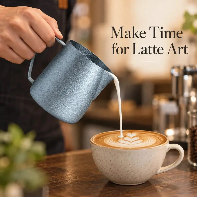 Réalisation de latte art avec le pichet en titane bleu glacé