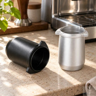 Vasos dosificadores negros y plateados de 54 mm sobre una encimera