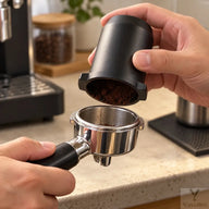Traslado de café molido del vaso dosificador a un portafiltro de 54 mm