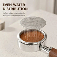 Distribución uniforme del agua con la malla para puck de espresso