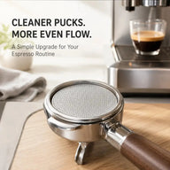 Puck screen con un portafiltro en una zona doméstica de preparación de espresso