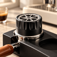 Wielvormige koffiedistributor in een portafilter op een espresso-tampstation