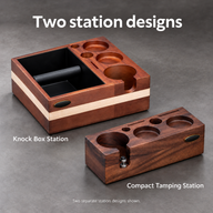 Stor trästation med knock box bredvid den smala kompakta tampingstationen; två alternativa utföranden.