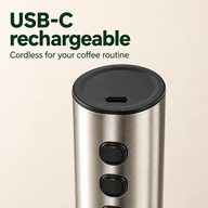 충전식 스테인리스 스틸 우유 거품기 상단의 USB-C 충전 포트