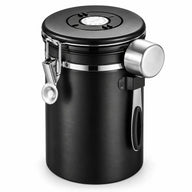 Recipiente hermético negro de acero inoxidable para café con selector de fecha, cierre metálico y cuchara medidora sobre fondo blanco