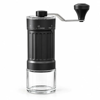 Czarny ręczny młynek Yozcoffee z ceramicznymi żarnami i odłączanym szklanym pojemnikiem na zmieloną kawę na białym tle