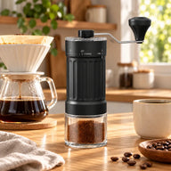Ręczny młynek do kawy Yozcoffee z 40 ustawieniami obok ceramicznego drippera w nasłonecznionej kuchni