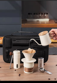 Set da caffè da viaggio bianco che mostra il filtro di carta conico necessario durante l'estrazione